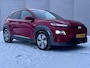 Hyundai Kona Electric EV Premium 64 kWh Automaat / NL auto / Accu SoH 100% / Batterijgarantie 8 jaar 160.000 km / Dealer onderhouden / WLTP 484 km / Warmtepomp / Leder / Navigatie / HUD / Krell audio / Stuur- en stoelverwarming / Stoelventilatie /