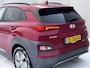 Hyundai Kona Electric EV Premium 64 kWh Automaat / NL auto / Accu SoH 100% / Batterijgarantie 8 jaar 160.000 km / Dealer onderhouden / WLTP 484 km / Warmtepomp / Leder / Navigatie / HUD / Krell audio / Stuur- en stoelverwarming / Stoelventilatie /