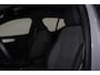 Volvo XC40 B4 Plus Dark - IntelliSafe Assist & Surround - Harman/Kardon audio - Parkeercamera achter - Verwarmde voorstoelen & stuur - Parkeersensoren voor & achter - Elektr. bedienb. voorstoelen met geheugen links - Draadloze tel. lader - Elektr. inklapbare trekhaak - 19' LMV