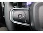 Volvo XC40 B4 Plus Dark - IntelliSafe Assist & Surround - Harman/Kardon audio - Parkeercamera achter - Verwarmde voorstoelen & stuur - Parkeersensoren voor & achter - Elektr. bedienb. voorstoelen met geheugen links - Draadloze tel. lader - Elektr. inklapbare trekhaak - 19' LMV