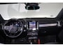 Volvo XC40 B4 Plus Dark - IntelliSafe Assist & Surround - Harman/Kardon audio - Parkeercamera achter - Verwarmde voorstoelen & stuur - Parkeersensoren voor & achter - Elektr. bedienb. voorstoelen met geheugen links - Draadloze tel. lader - Elektr. inklapbare trekhaak - 19' LMV