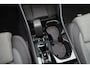 Volvo XC40 B4 Plus Dark - IntelliSafe Assist & Surround - Harman/Kardon audio - Parkeercamera achter - Verwarmde voorstoelen & stuur - Parkeersensoren voor & achter - Elektr. bedienb. voorstoelen met geheugen links - Draadloze tel. lader - Elektr. inklapbare trekhaak - 19' LMV