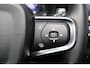 Volvo XC40 B4 Plus Dark - IntelliSafe Assist & Surround - Harman/Kardon audio - Parkeercamera achter - Verwarmde voorstoelen & stuur - Parkeersensoren voor & achter - Elektr. bedienb. voorstoelen met geheugen links - Draadloze tel. lader - Elektr. inklapbare trekhaak - 19' LMV