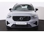 Volvo XC40 B4 Plus Dark - IntelliSafe Assist & Surround - Harman/Kardon audio - Parkeercamera achter - Verwarmde voorstoelen & stuur - Parkeersensoren voor & achter - Elektr. bedienb. voorstoelen met geheugen links - Draadloze tel. lader - Elektr. inklapbare trekhaak - 19' LMV