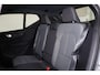 Volvo XC40 B4 Plus Dark - IntelliSafe Assist & Surround - Harman/Kardon audio - Parkeercamera achter - Verwarmde voorstoelen & stuur - Parkeersensoren voor & achter - Elektr. bedienb. voorstoelen met geheugen links - Draadloze tel. lader - Elektr. inklapbare trekhaak - 19' LMV