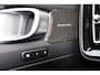Volvo XC40 B4 Plus Dark - IntelliSafe Assist & Surround - Harman/Kardon audio - Parkeercamera achter - Verwarmde voorstoelen & stuur - Parkeersensoren voor & achter - Elektr. bedienb. voorstoelen met geheugen links - Draadloze tel. lader - Elektr. inklapbare trekhaak - 19' LMV