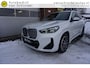 BMW X1 XDRIVE 2.3I 204PK M-SPORT KEURIGE NETTE STAAT VOLLEDIG DEALER ONDERHOUDEN ELECTR.TREKHAAK 360CAMERA FULL LED LEDER SPORTSTUUR+STOELEN VIRTUEEL COCKPIT STOELVERWARMING ANDROID/APPLECARPLAY NAVI CRUISE CLIMA PDC V+A ENZ...