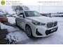BMW X1 XDRIVE 2.3I 204PK M-SPORT KEURIGE NETTE STAAT VOLLEDIG DEALER ONDERHOUDEN ELECTR.TREKHAAK 360CAMERA FULL LED LEDER SPORTSTUUR+STOELEN VIRTUEEL COCKPIT STOELVERWARMING ANDROID/APPLECARPLAY NAVI CRUISE CLIMA PDC V+A ENZ...