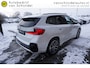 BMW X1 XDRIVE 2.3I 204PK M-SPORT KEURIGE NETTE STAAT VOLLEDIG DEALER ONDERHOUDEN ELECTR.TREKHAAK 360CAMERA FULL LED LEDER SPORTSTUUR+STOELEN VIRTUEEL COCKPIT STOELVERWARMING ANDROID/APPLECARPLAY NAVI CRUISE CLIMA PDC V+A ENZ...