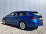 Skoda Octavia Combi 1.5 TSI 150 pk First Edition Trekhaak Navi Led Matrix Stoelverwarming Adaptieve Cruise ACC Carplay PDC v+a Chroom Rails Extra Getint Glas NL Auto