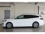 Ford Focus Wagon 1.0-125pk EcoBoost Mild-Hybrid ST-Line. In nieuwstaat ! Slechts 3.850km ! Autm. airco dual, camera, pdc v+a, adaptieve cruise cntrl, side- en lane assist, LED verlichting, stoel-, stuur- en voorraamverw., LM wielen, navigatie, telefoonvoorb. etc.