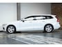 Volvo V60 B3 Automaat Business Pro | Adaptieve Cruise Control Met Pilot Assist | BLIS Dodehoekdetectie | Apple Carplay/Android Auto | Electronic Climate Control | DAB+ | Keyless Entry | Elektrische Achterklep | 17" Lichtmetalen Velgen | Park Assist Achter