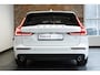 Volvo V60 B3 Automaat Business Pro | Adaptieve Cruise Control Met Pilot Assist | BLIS Dodehoekdetectie | Apple Carplay/Android Auto | Electronic Climate Control | DAB+ | Keyless Entry | Elektrische Achterklep | 17" Lichtmetalen Velgen | Park Assist Achter