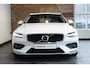 Volvo V60 B3 Automaat Business Pro | Adaptieve Cruise Control Met Pilot Assist | BLIS Dodehoekdetectie | Apple Carplay/Android Auto | Electronic Climate Control | DAB+ | Keyless Entry | Elektrische Achterklep | 17" Lichtmetalen Velgen | Park Assist Achter