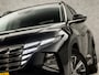 Hyundai Tucson 1.6 T-GDI MHEV Sport (VIRTUAL COCKPIT, APPLE CARPLAY, GROOT NAVI, KEYLESS, CAMERA, SPORTSTOELEN, STOELVERWARMING, GETINT GLAS, TREKHAAK, NIEUWSTAAT)