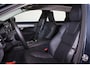 Volvo V90 T6 Recharge AWD Ultra Dark - Panorama/schuifdak - IntelliSafe Assist & Surround - 360º Camera - Harman/Kardon audio - Adaptieve LED koplampen - Verwarmde voorstoelen, stuur & achterbank - Parkeersensoren voor & achter - Elektr. bedienb. voorstoelen met geheugen - Head up display - Elektr. inklapbare trekhaak - 19' LMV