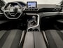 Peugeot 5008 1.2 PureTech Sport 7 Persoons (APPLE CARPLAY, DIGITAL COCKPIT, CARBON INLEG, NAVIGATIE, GETINT GLAS, TREKHAAK, NIEUWSTAAT)