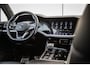Volkswagen Touareg R 3.0 TSI 462pk 4MOTION | SoH 87% | Panoramadak | Luchtvering | Trekhaak | Achteruitrijcamera | Alarm klasse 3 | Black Style | 22'' LMV