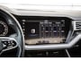 Volkswagen Touareg R 3.0 TSI 462pk 4MOTION | SoH 87% | Panoramadak | Luchtvering | Trekhaak | Achteruitrijcamera | Alarm klasse 3 | Black Style | 22'' LMV