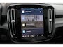 Volvo XC40 Recharge P8 AWD R-Design Panoramisch Schuif-/kanteldak, Harman Kardon Premium Audio, Park Assist met 360° Camera, Warmtepomp, Adaptive Cruise Control+ Pilot Assist,