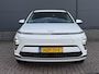Hyundai Kona Electric Comfort Smart 65.4 kWh / Warmtepomp / Stuur- & Stoelverwarming / Navigatie / Apple Carplay & Android Auto / Vehicle-to-Load (V2L) / Blind-spot Collision Assist / 19"  Lichtmetalen Velgen