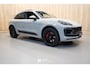 Porsche Macan 2.9 GTS (2021, NL) laatste facelift model in krijt.
