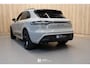 Porsche Macan 2.9 GTS (2021, NL) laatste facelift model in krijt.
