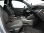 Peugeot 208 GT | Armsteunen op de voorportieren bekleed met kunstleder met groen sierstiksel (GT-Line) | Climate Control | Dashboard en deurpanelen in kunststof met carboneffect