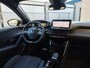 Peugeot 208 GT | Armsteunen op de voorportieren bekleed met kunstleder met groen sierstiksel (GT-Line) | Climate Control | Dashboard en deurpanelen in kunststof met carboneffect
