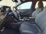 Peugeot 208 GT | Armsteunen op de voorportieren bekleed met kunstleder met groen sierstiksel (GT-Line) | Climate Control | Dashboard en deurpanelen in kunststof met carboneffect