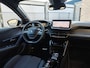 Peugeot 208 GT | Armsteunen op de voorportieren bekleed met kunstleder met groen sierstiksel (GT-Line) | Climate Control | Dashboard en deurpanelen in kunststof met carboneffect