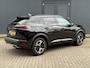 Peugeot 2008 Hybrid 145 GT / Nieuw, veel voordeel / tot 8 jaar Garantie / Elektr. schuifdak en bestuurdersstoel / Stoelverwarming / Camera 360° / Adapt. CC / Navi / Apple Carplay Android / 17" LM wielen / ook in grijs leverbaar