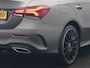 Mercedes-Benz A-klasse 250 e AMG Night Pakket PHEV 218pk | Adaptive Cruise | Head Up | Multi Beam LED | Alcantara Sportstoelen Verwarmd | Night Pakket | Sfeerverlichting | MBUX | Apple Carplay | Widescreen Navi | 19"L.M | Mountaingrau Magno | Plug