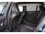Volvo V60 B4 Ultra Dark - Panorama/schuifdak - IntelliSafe Assist & Surround - 360º Camera - Harman/Kardon audio - Verwarmde voorstoelen, stuur & achterbank - Parkeersensoren voor & achter - Elektr. bedienb. voorstoelen met geheugen - Head up display - Draadloze tel. lader - Extra getint glas - 19' LMV