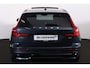 Volvo V60 B4 Ultra Dark - Panorama/schuifdak - IntelliSafe Assist & Surround - 360º Camera - Harman/Kardon audio - Verwarmde voorstoelen, stuur & achterbank - Parkeersensoren voor & achter - Elektr. bedienb. voorstoelen met geheugen - Head up display - Draadloze tel. lader - Extra getint glas - 19' LMV