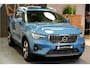 Volvo XC40 1.5 T5 Plug-in Hybrid 193kW/262pk DCT7 Ultimate Bright PANORAMADAK + EL.TREKHAAK + HARMAN/KARDON + ADAPT.CRUISE + PILOT ASSIST + NAVI SENSUS + BLIS + LANE ASSIST + EL.STOELEN + STOEL-&STUURVERWARMING + CAMERA + KEYLESS + PARKSENSOREN V&A + 19” LM-VELGEN!