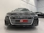 Audi A6 Avant 55 TFSI e quattro 3x S-Line VESUVGRAU PANO/TREKHAAK/HEAD-UP/MASSAGE+VENTILATIE/360CAMERA/VALCONA-LEER+MEMORY/20"/SFEER/KEYLESS/MATRIX/SPORTPAKKET/AUDI DEALER HISTORIE