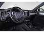 Volvo XC40 T3 Momentum - Panorama/schuifdak - Harman/Kardon audio - Parkeercamera achter - Verwarmde voorstoelen - Parkeersensoren voor & achter - Draadloze tel. lader - Volvo On Call - Cruise control - Extra getint glas - Elektr. inklapbare trekhaak - 18' LMV