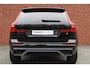 Volvo XC60 T6 Plug-in hybrid AWD Plus Black Edition | Actieve Luchtvering  | Premium audio by Harman Kardon  | 360 graden camera | Panoramadak met schuif-/kantelfunctie | Verwarmbare voorstoelen, achterbank en stuurwiel | 21 inch Lichtmetalen velgen |