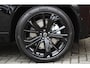 Volvo XC60 T6 Plug-in hybrid AWD Plus Black Edition | Actieve Luchtvering  | Premium audio by Harman Kardon  | 360 graden camera | Panoramadak met schuif-/kantelfunctie | Verwarmbare voorstoelen, achterbank en stuurwiel | 21 inch Lichtmetalen velgen |