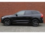 Volvo XC60 T6 Plug-in hybrid AWD Plus Black Edition | Actieve Luchtvering  | Premium audio by Harman Kardon  | 360 graden camera | Panoramadak met schuif-/kantelfunctie | Verwarmbare voorstoelen, achterbank en stuurwiel | 21 inch Lichtmetalen velgen |