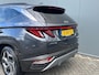 Hyundai Tucson 1.6 T-GDI 265pk PHEV Comfort Smart 4WD (299,- p/m Demo Deal!) | Climate | Camera | Carplay | Keyless | Navigatie | Full - Led | Elek. Klep | Winterpakket | 19" Lichtmetaal | Digitale Cockpit | Parkeer Assistent | Adapt. Cruisecontrol | 1e Eigenaar