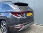 Hyundai Tucson 1.6 T-GDI 265pk PHEV Comfort Smart 4WD (299,- p/m Demo Deal!) | Climate | Camera | Carplay | Keyless | Navigatie | Full - Led | Elek. Klep | Winterpakket | 19" Lichtmetaal | Digitale Cockpit | Parkeer Assistent | Adapt. Cruisecontrol | 1e Eigenaar