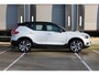 Volvo XC40 Recharge P8 AWD R-Design | Adaptieve Cruise Control | Pilot Assist | Harman/Kardon Audiosysteem | Dodehoekherkenning | Panoramisch schuif-/kanteldak | Warmtepomp | 20" Lichtmetalen velgen | Stoelverwarming | Stuurwielverwarming