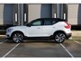 Volvo XC40 Recharge P8 AWD R-Design | Adaptieve Cruise Control | Pilot Assist | Harman/Kardon Audiosysteem | Dodehoekherkenning | Panoramisch schuif-/kanteldak | Warmtepomp | 20" Lichtmetalen velgen | Stoelverwarming | Stuurwielverwarming