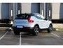 Volvo XC40 Recharge P8 AWD R-Design | Adaptieve Cruise Control | Pilot Assist | Harman/Kardon Audiosysteem | Dodehoekherkenning | Panoramisch schuif-/kanteldak | Warmtepomp | 20" Lichtmetalen velgen | Stoelverwarming | Stuurwielverwarming
