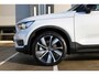 Volvo XC40 Recharge P8 AWD R-Design | Adaptieve Cruise Control | Pilot Assist | Harman/Kardon Audiosysteem | Dodehoekherkenning | Panoramisch schuif-/kanteldak | Warmtepomp | 20" Lichtmetalen velgen | Stoelverwarming | Stuurwielverwarming