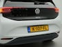 Volkswagen ID.3 First Plus 58 kWh incl. afneembare trekhaak | SoH 94,4% | Afneembare trekhaak | Apple Carplay  | Navigatie | Achteruitrij camera | Voorstoelen verwarmd | Wifi | Spraakbediening | Parkeersensoren voor en achter |