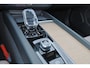 Volvo XC60 T6 Recharge AWD Ultra Bright - Panorama/schuifdak - IntelliSafe Assist & Surround - 360º Camera - Harman/Kardon audio - Adaptieve LED koplampen - Verwarmde voorstoelen, stuur & achterbank - Parkeersensoren voor & achter - Elektr. bedienb. voorstoelen met geheugen - Head up display - Draadloze tel. lader - Extra getint glas - Elektr. inklapbare trekhaak - 21' LMV