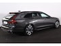 Volvo V90 T6 Recharge AWD Plus Dark - IntelliSafe Assist & Surround - 360º Camera - Harman/Kardon audio - Adaptieve LED koplampen - Verwarmde voorstoelen, stuur & achterbank - Parkeersensoren voor & achter - Elektr. bedienb. voorstoelen met geheugen - Extra getint glas - Elektr. inklapbare trekhaak - 19' LMV